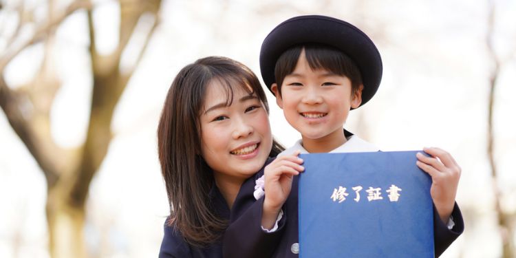 卒園する子どもとママ