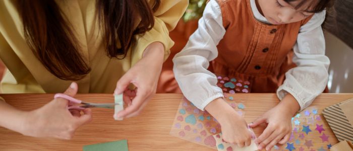 卒園メッセージを製作する親子