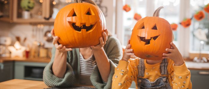 ハロウィンを楽しむ二人の子ども