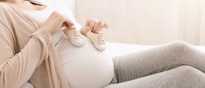 赤ちゃんに合えるのを楽しみに待つ妊婦
