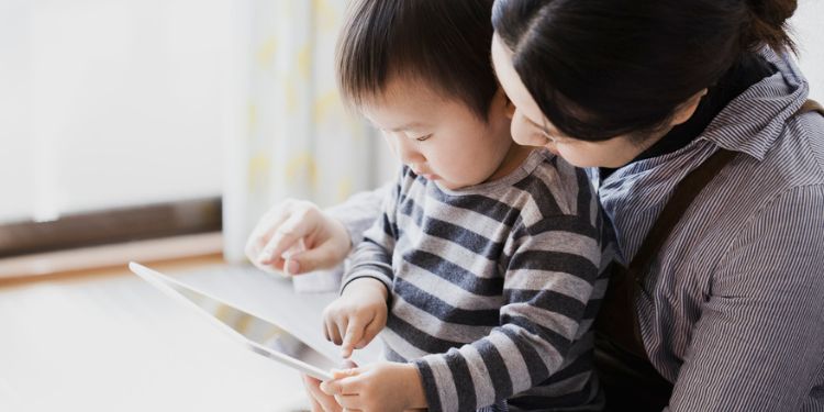 絵本を読む親子