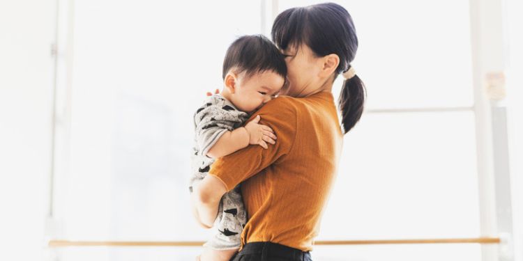 抱っこされている赤ちゃんとお母さん
