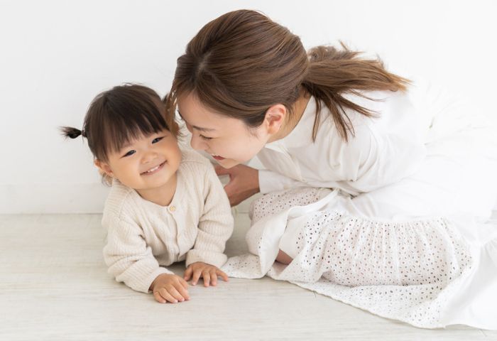 「ママ大好き」は愛情不足？子どもの隠れたサインや接し方を解説