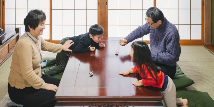 おじいちゃんおばあちゃんとこまで遊ぶ子どもたち