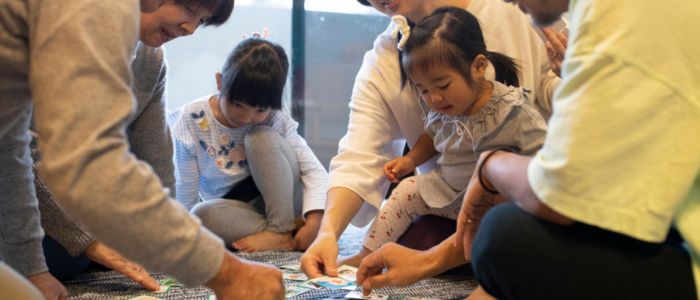 お正月に家族みんなで遊ぶ様子