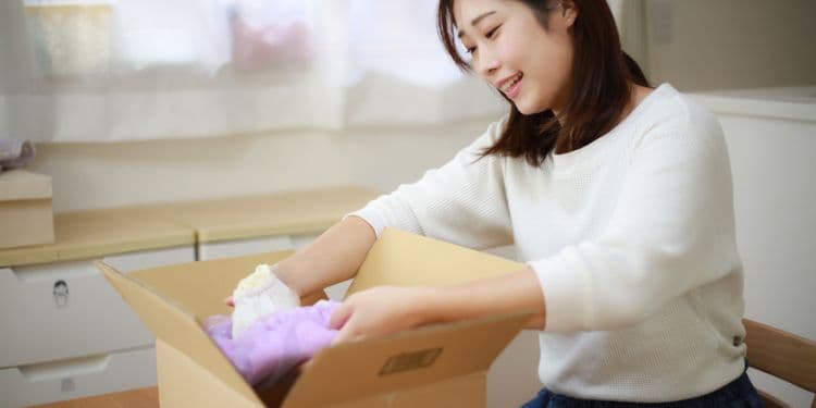 段ボールを開ける女性