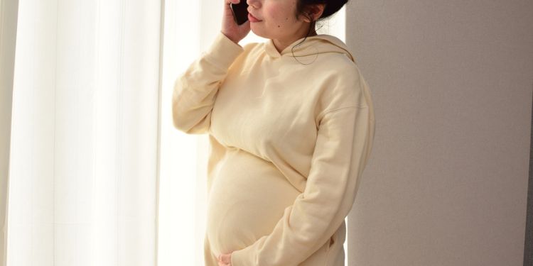 妊婦が電話をしている様子