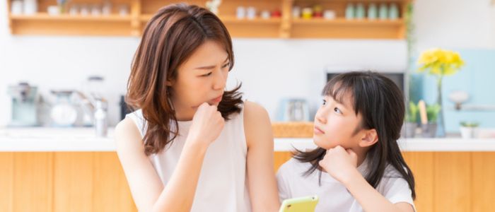 スマホについて話し合う親子