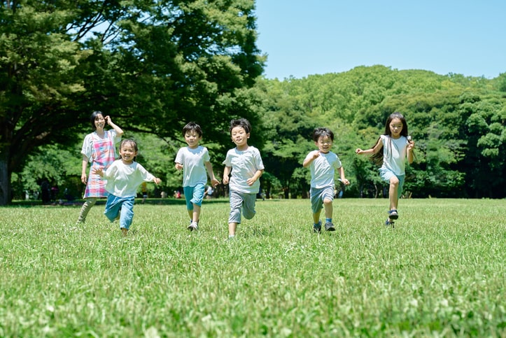 公園で走る子どもたち