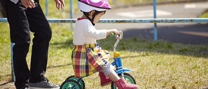 三輪車をこぐ女の子