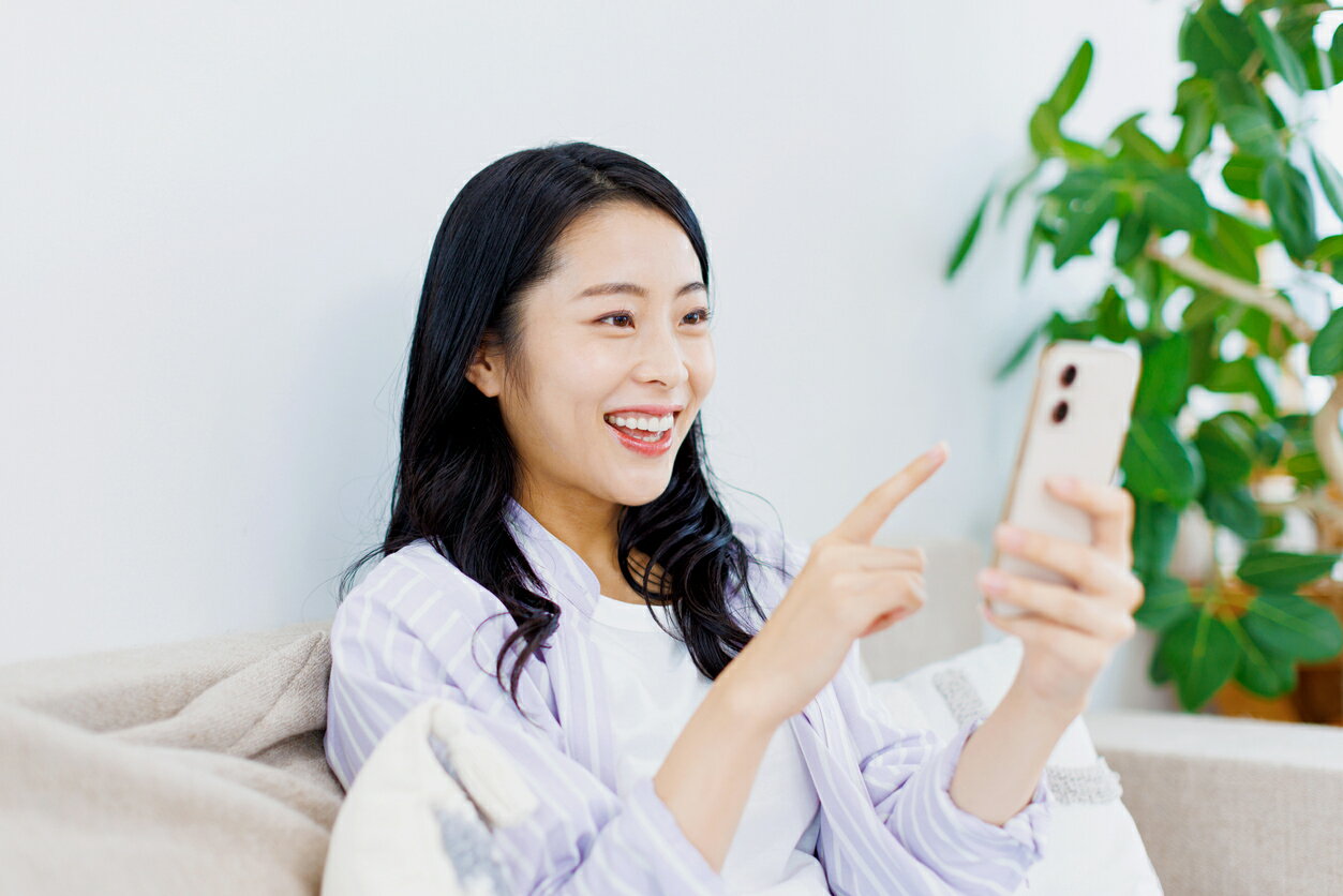 スマホで服薬指導を受ける女性