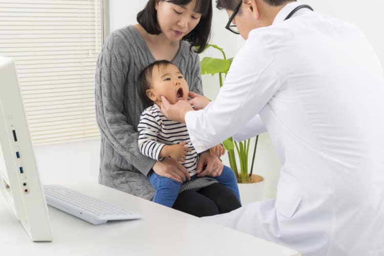 診療を受けている赤ちゃん