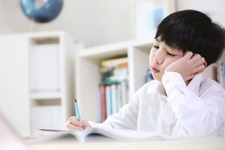 勉強中の子ども