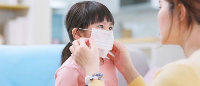 マスクを着けている子ども