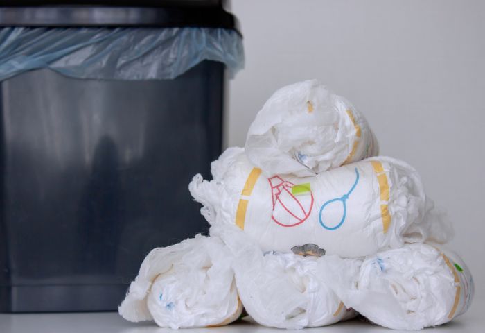 おむつの正しい捨て方とは？臭い対策や外出先でのマナーも解説