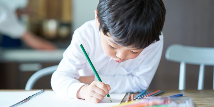 お絵描きをしている幼児
