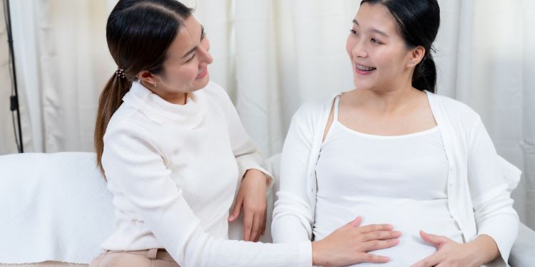 友人に直接妊娠報告する様子