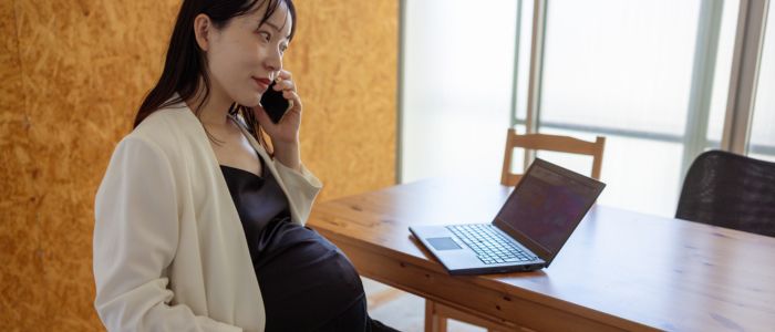 座りながらお腹をなでている妊婦