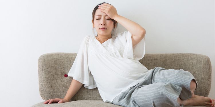 体調が良くない様子の妊婦