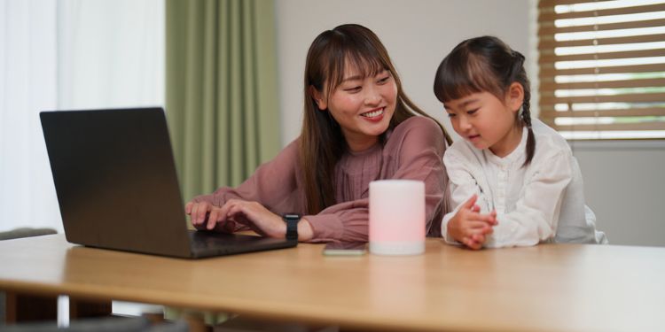 ランドセルをネットで選ぶ親子