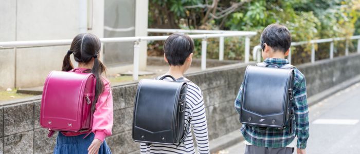 ランドセルを背負う小学生