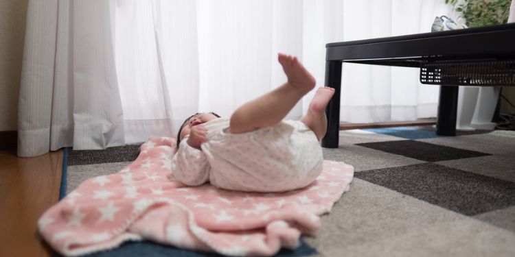 元気に動く赤ちゃんの画像