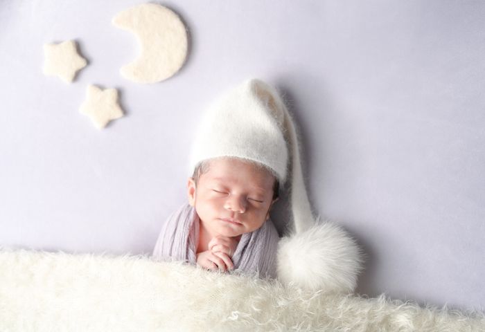 【先輩ママに聞いた】スワドルは寝かしつけにいい？選び方や注意点も