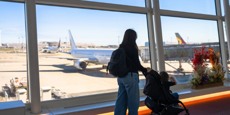 飛行機に搭乗する女性