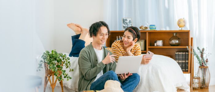 旅行先を話し合う夫婦
