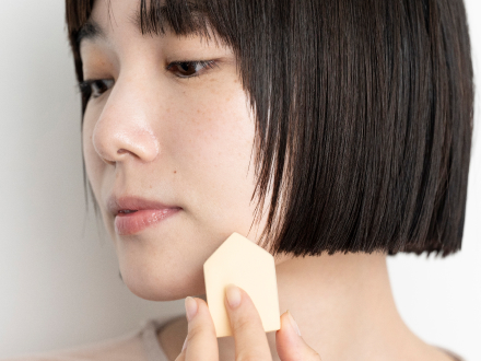 フェイスラインまで薄くのばし、ポンポンと叩き込むようになじませます。