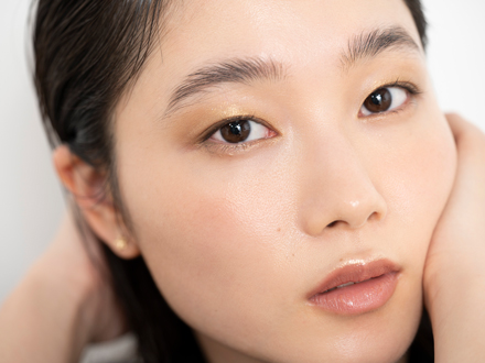 繊細な色合いの輝きを重ねて華やかで立体的な目元を、リップはヌーディに、チークは血色感程度かノーチークで軽やかに仕上げるのがカギ！ホリデーの限定コスメでつくるちょっとスペシャルなメイク、トライして！