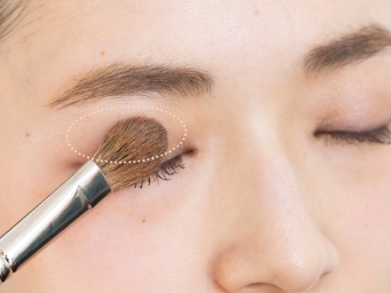 淡い霞のようなピンクニュアンスのアイパレット①のAとBの色を混ぜてまずまぶた全体にぼかします。