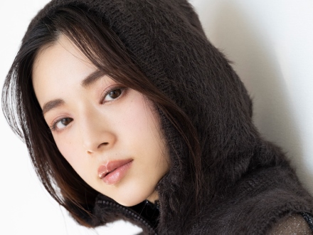 淡いくすみピンクのシフォンを重ねたようなまなざしが新鮮。眉は③のEとFを重ねてナチュラルなアッシュトーンに。リップはピンクモーヴ④を合わせ、全体にソフトトーンでまとめて、洗練フェイスに仕上げます。