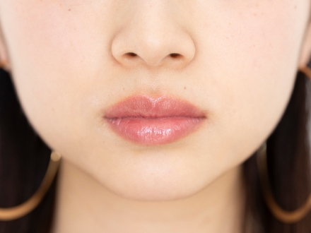 ブルベおすすめリップ1 ブルーニュアンスの中に温かみを感じるみずみずしいツヤのペタルピンク