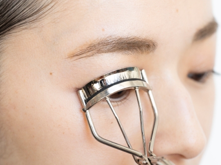 まずビューラーで自然なカールを作ります。まつ毛の根元から、真ん中、毛先の３段階で挟む力を徐々に弱めていくのがコツ。