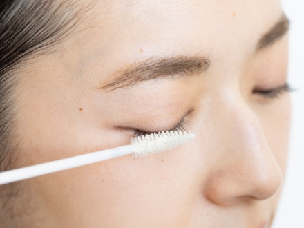 マスカラ下地①を上まつ毛に塗布。下側から塗ったあとさらに上側からも塗ります。カールをキープし、次に使うマスカラをしっかり定着させ、ボリュームと長さもプラス。