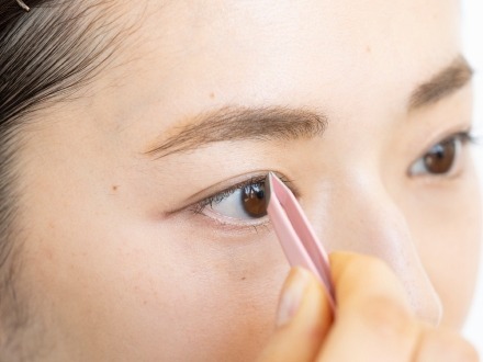 まつ毛を数本ずつピンセットでそっと挟んでまとめ、束にします。片目で10束～12束を目安に、左右のバランスをチェックしながら束にしていきます。