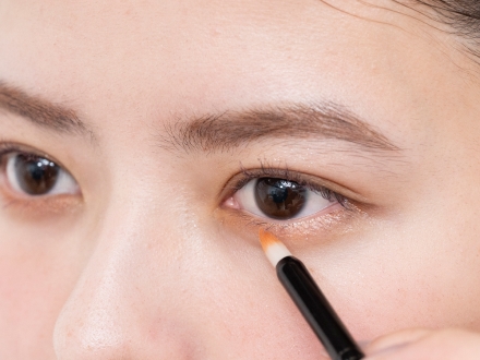 テラコッタオレンジCを下まぶたの際に沿って入れます。