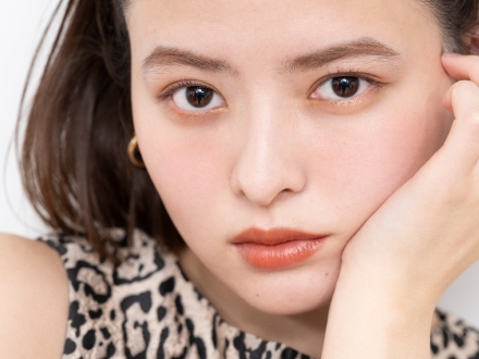 ピンクともベージュともまた違った魅力のテラコッタカラー。肌なじみがよくヘルシーな血色感も感じさせ快活な印象をつくってくれます。モーヴピンクのカラーマスカラをアクセントに、この春いちばんにトライしてみて