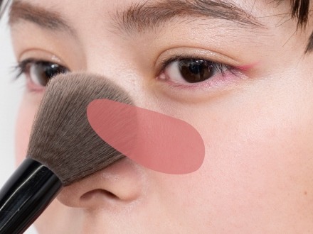 ミルキーなピンク③を、鼻をまたぐように横広にぼかします。肌全体をふわっとまろやかに見せてチャーミングな雰囲気をつくります。