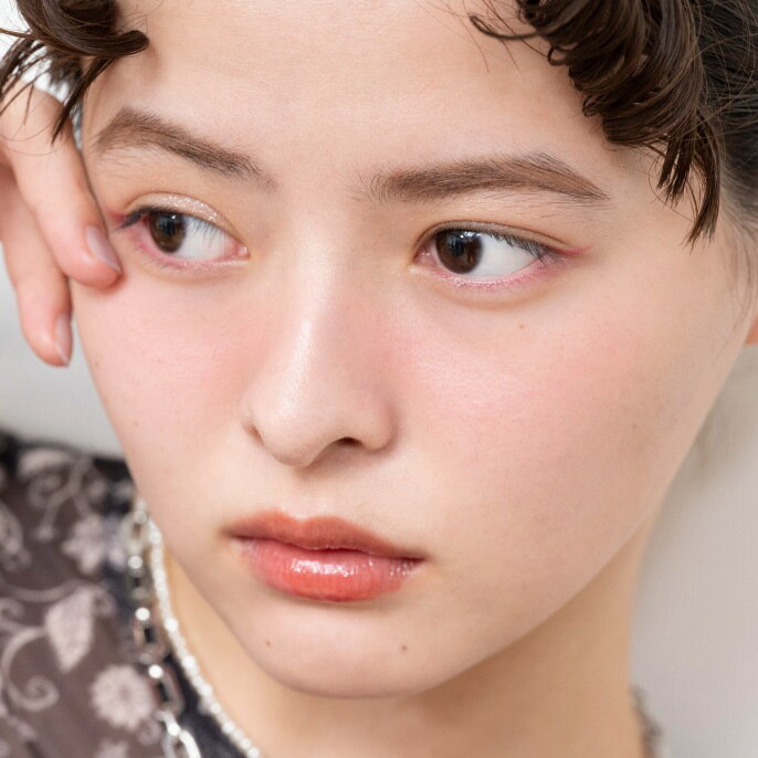 カラーアイラインで うるみ目元を演出