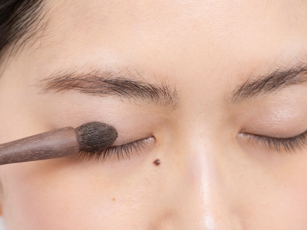 明るいシャンパンゴールドAを二重幅よりやや広く、目頭から目尻に向かってブラシを動かし、色をのせます。