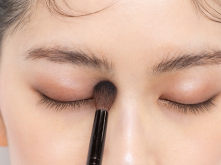 目頭のくぼみにはマットなブラウンDを。シェーディング効果で深みが生まれ、鼻も高く見せます。