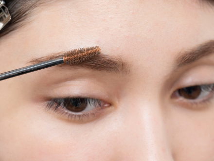 まずウォームブラウンの眉マスカラ①で、眉頭ははずして毛流れに沿ってとかし、柔らかにボリュームアップします。