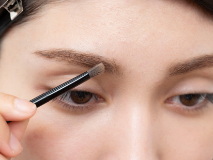 アイブロウパレット②のブラウンAをブラシにとり、軽いタッチで眉にのせていきます。