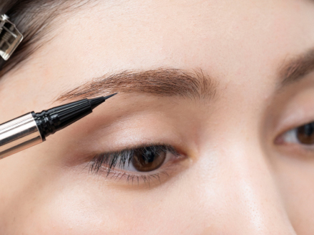 筆先の細いアイブロウライナー③で毛の隙間がある部分を1本ずつ描き足すように埋めていきます。カラーは赤みのあるグレイッシュなブラウン。