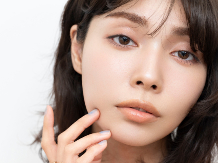 顔立ちに自然に似合う、形を作りすぎない骨格に沿った眉が人気。やや明るく太めに仕上げて、アイカラー④とヌーディーリップ⑤のピーチカラーメイクと合わせたら今年らしさも◎！