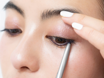 青みパープルのアイライナー②で、まつ毛の間を埋めるようにラインを引きます。