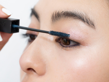 インディゴブルーのマスカラ③で、根本から持ち上げるようにまつ毛をカールアップ。