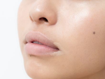 くすみがちな口角も①で囲むように上下にラインを入れてスポンジでなじませます。リップラインのにじみを防ぐ効果も。